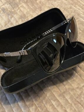 CHANEL Black Cat-Eye Sunglasses with Silver Chain-Detail Temples